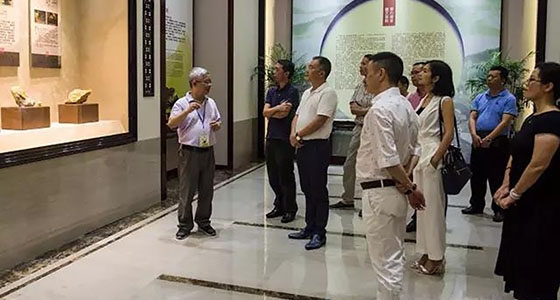 Representantes de los congresos populares de la ciudad y el condado visitaron la biblioteca