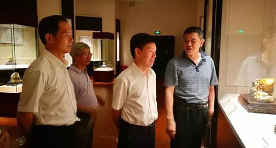 Wu Rong, miembro de la Conferencia Ministerial del Departamento de Propaganda del Comité Provincial de Zhejiang del Partido Comunista de China, y el Director de la División Cadre visitaron el Museo de