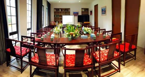 La reunión temática del Festival del Medio Oto?o de la sucursal del Banco de China en Qingtian se llevó a cabo en la sala de planificación de Dongbaoshan