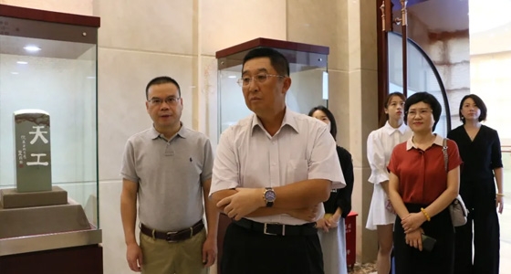 Qiao Wei, former vice chairman of the Chinese Federation of Returned Overseas Chinese, visited Ante Ni Dongfang Art Museum